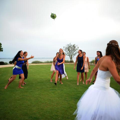 le lancé du bouquet de la mariée au domaine des Moures, Villeneuve-lès-Maguelone