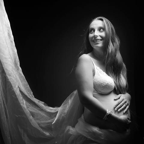 Photo femme enceinte avec voile blanc, photo studio noir et blanc, photo grossesse noir et blanc, photographe grossesse montpellier, photographe grossesse palavas, photographe maternité