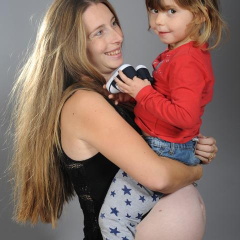 maman et la future grande soeur, photo studio grossesse, photo studio famille palavas, photographe grossesse palavas, photographe maternité montpellier, photographe famille montpellier 