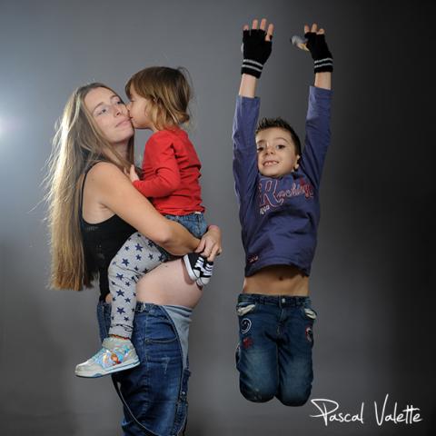 le saut de joie d'un grand frère, photographe famille palavas, photographe grossesse montpellier, studio photo montpellier